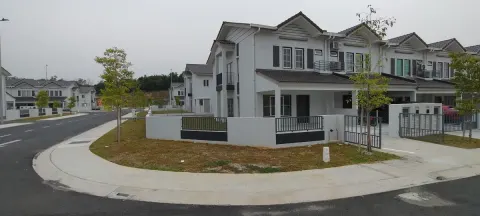 Corner Lot Rumah Baru Salak Tinggi, M Senyumia