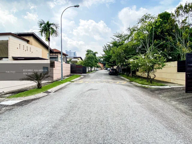 Banglo 5 bilik tidur. di Bangi, Selangor. Keluasan bina 4,580 sqft. Pegangan Bebas/Hakmilik Individu. Dijual pada harga RM 1,800,000.