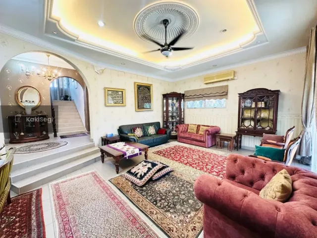 Bungalow Luas 7k+ sqft Seksyen 11 Shah Alam, Cantik Siap Renovate & Well Maintained