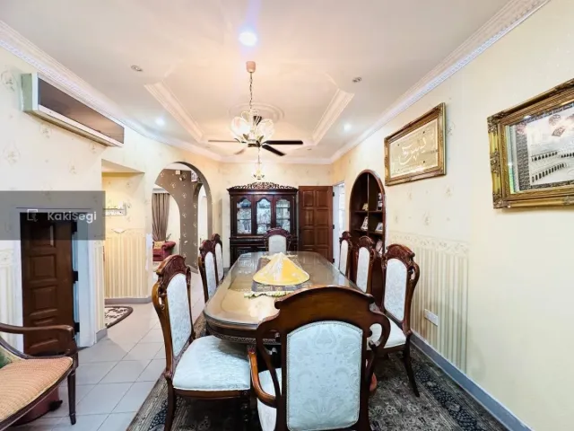Bungalow Luas 7k+ sqft Seksyen 11 Shah Alam, Cantik Siap Renovate & Well Maintained