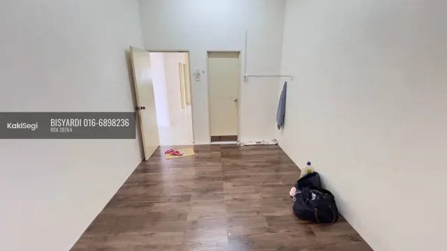 Rumah 1 Tingkat 3 bilik tidur. di Taman Jasmin Senawang, Negeri Sembilan. Keluasan bina 1,200 sqft. Pegangan Pajakan/Lot Bumiputera. Dijual pada harga RM 300,000.