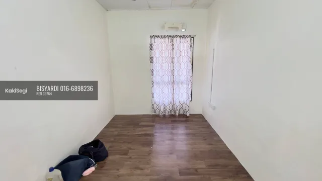 Rumah 1 Tingkat 3 bilik tidur. di Taman Jasmin Senawang, Negeri Sembilan. Keluasan bina 1,200 sqft. Pegangan Pajakan/Lot Bumiputera. Dijual pada harga RM 300,000.