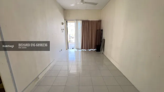 Rumah 1 Tingkat 3 bilik tidur. di Taman Jasmin Senawang, Negeri Sembilan. Keluasan bina 1,200 sqft. Pegangan Pajakan/Lot Bumiputera. Dijual pada harga RM 300,000.