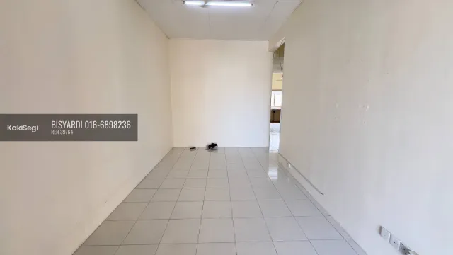 Rumah 1 Tingkat 3 bilik tidur. di Taman Jasmin Senawang, Negeri Sembilan. Keluasan bina 1,200 sqft. Pegangan Pajakan/Lot Bumiputera. Dijual pada harga RM 300,000.