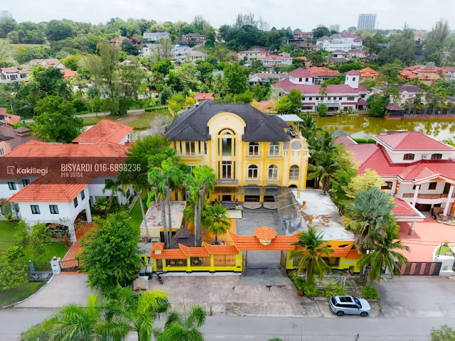 "Miliki Syurga Privasi Elit: Banglo Mewah 3 Tingkat View Tasik di Country Heights, Kajang (Tanah Luas Luar Biasa!)"