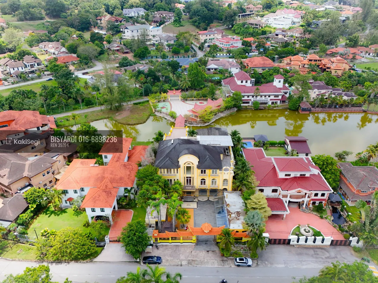 "Miliki Syurga Privasi Elit: Banglo Mewah 3 Tingkat View Tasik di Country Heights, Kajang (Tanah Luas Luar Biasa!)"