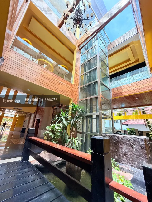 "Miliki Syurga Privasi Elit: Banglo Mewah 3 Tingkat View Tasik di Country Heights, Kajang (Tanah Luas Luar Biasa!)"