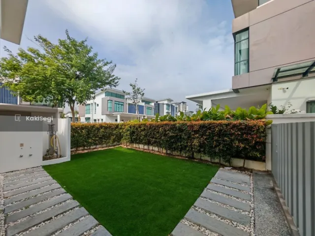 "Penat Dengan Kesesakan? Miliki Rumah Impian Sejati Residences Cyberjaya, Terus Depan Playground!"