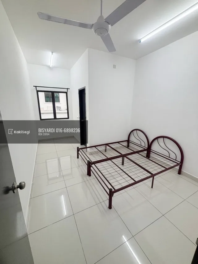 Penat tengok anak terperap? Rumah endlot tanah 4,217 sqft tepi taman permainan untuk dilepaskan.