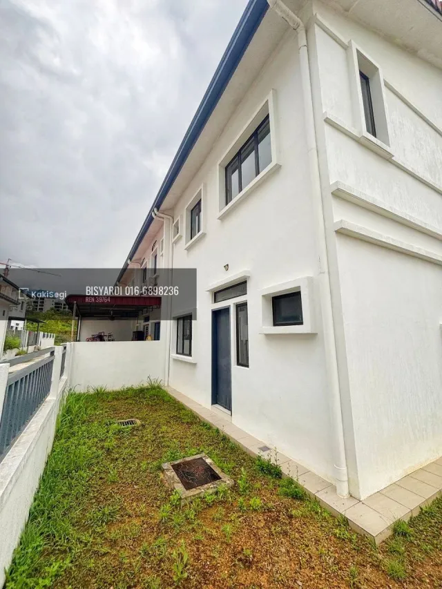 Penat tengok anak terperap? Rumah endlot tanah 4,217 sqft tepi taman permainan untuk dilepaskan.