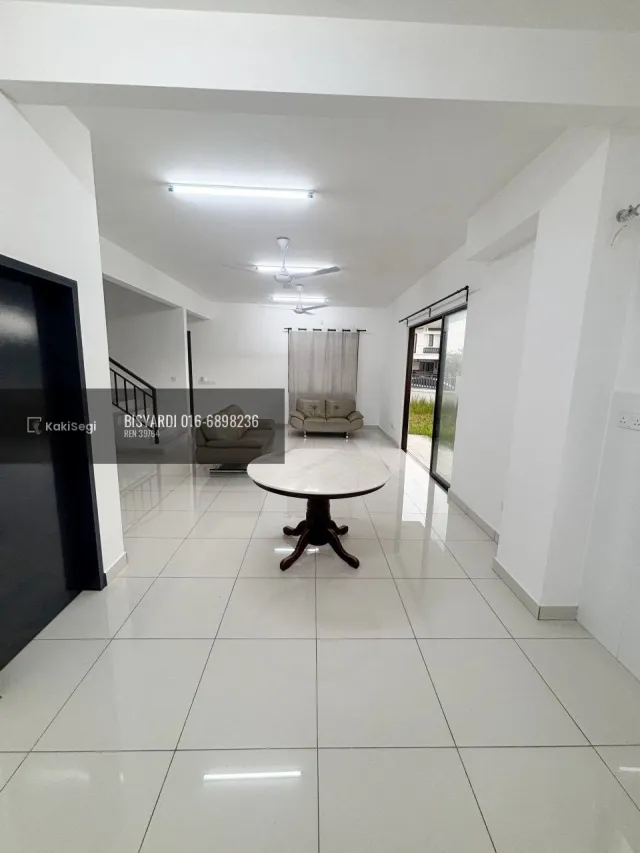 Penat tengok anak terperap? Rumah endlot tanah 4,217 sqft tepi taman permainan untuk dilepaskan.
