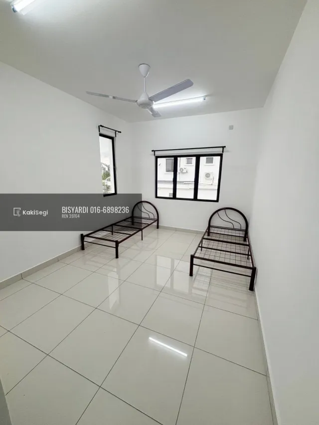 Penat tengok anak terperap? Rumah endlot tanah 4,217 sqft tepi taman permainan untuk dilepaskan.