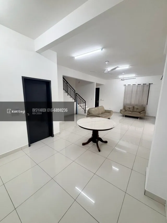 Penat tengok anak terperap? Rumah endlot tanah 4,217 sqft tepi taman permainan untuk dilepaskan.