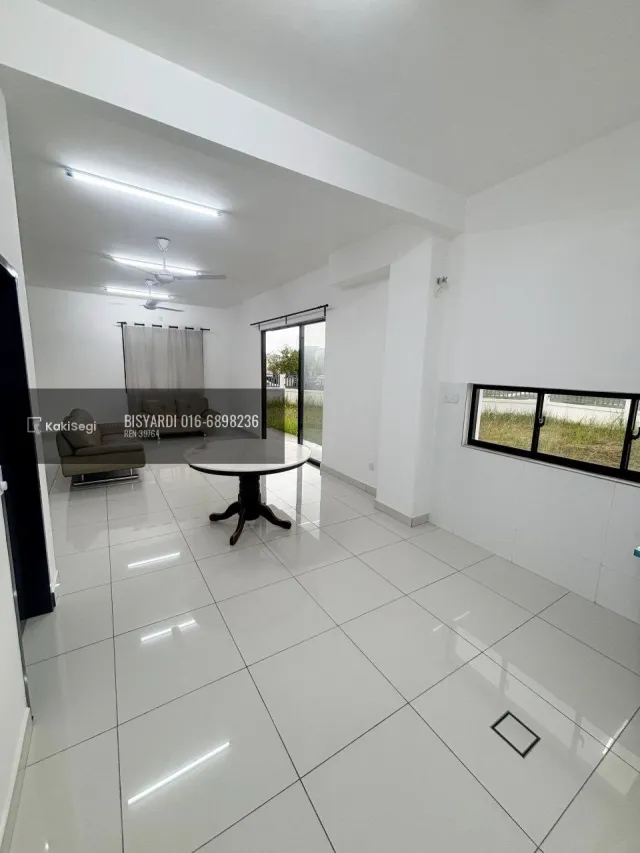 Penat tengok anak terperap? Rumah endlot tanah 4,217 sqft tepi taman permainan untuk dilepaskan.