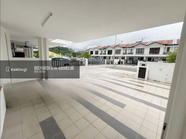 Penat tengok anak terperap? Rumah endlot tanah 4,217 sqft tepi taman permainan untuk dilepaskan.