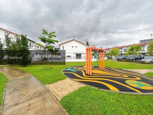 Penat tengok anak terperap? Rumah endlot tanah 4,217 sqft tepi taman permainan untuk dilepaskan.