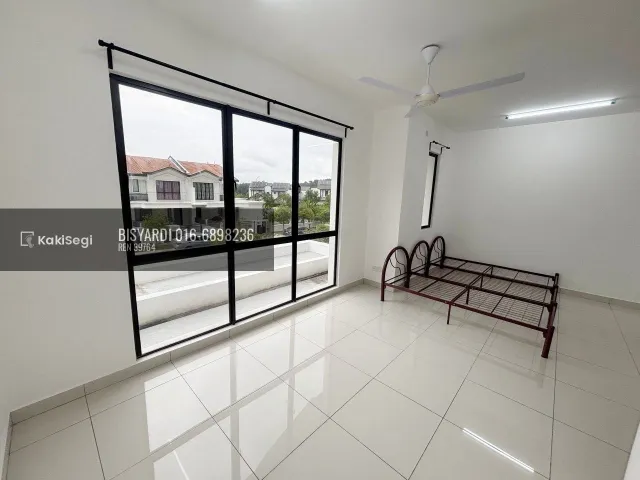 Penat tengok anak terperap? Rumah endlot tanah 4,217 sqft tepi taman permainan untuk dilepaskan.