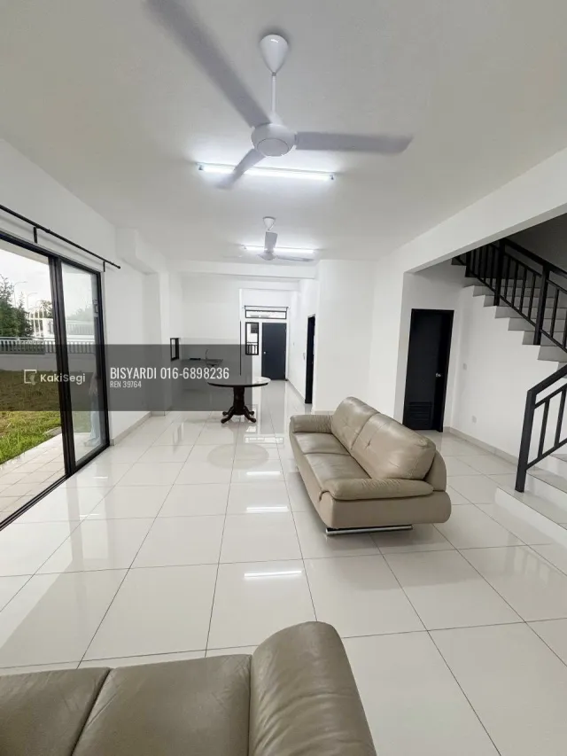 Penat tengok anak terperap? Rumah endlot tanah 4,217 sqft tepi taman permainan untuk dilepaskan.