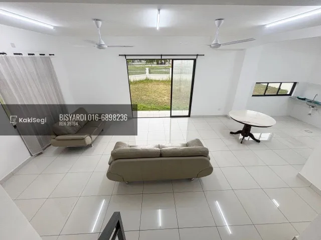 Penat tengok anak terperap? Rumah endlot tanah 4,217 sqft tepi taman permainan untuk dilepaskan.