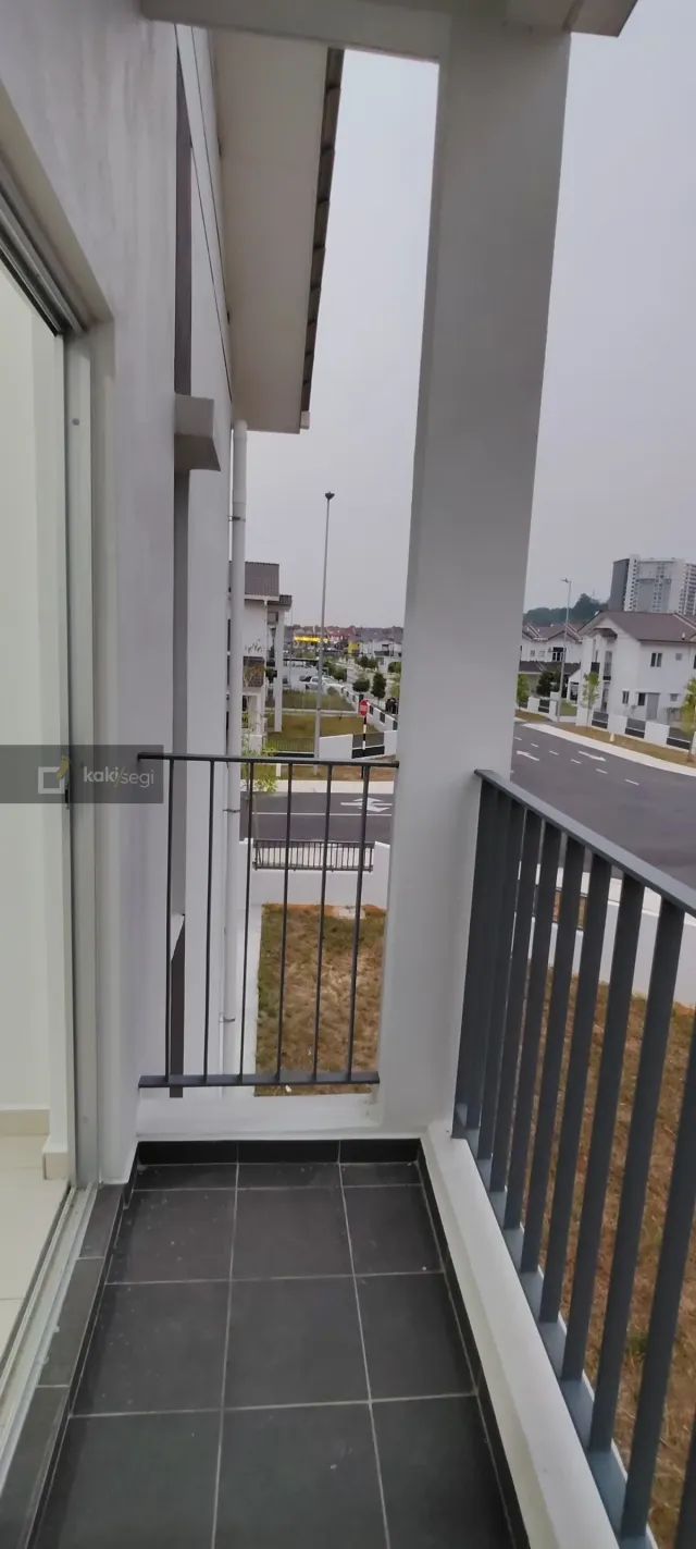 Corner Lot Rumah Baru Salak Tinggi, M Senyumia