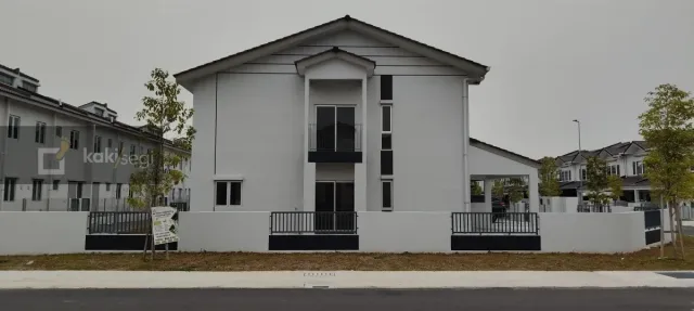 Corner Lot Rumah Baru Salak Tinggi, M Senyumia