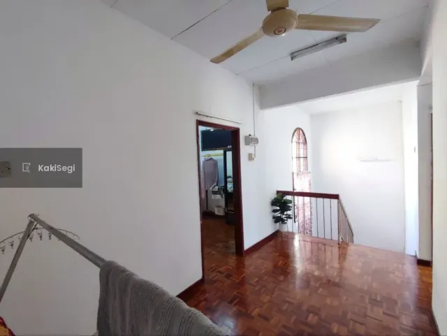 Sebelah Padang Golf Seremban, Paroi Jaya. Porch besar Gila!!