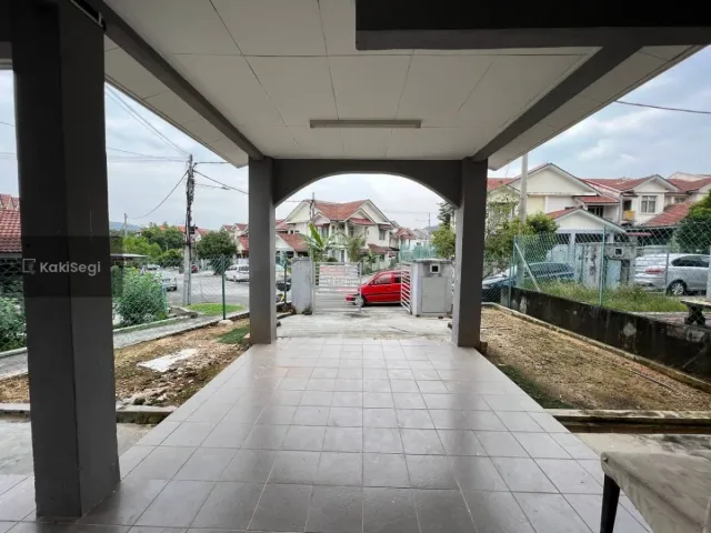 Teres 2.5 Tingkat End Lot Dekat KLIA & ERL Salak Tinggi, Sepang