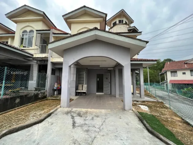 Teres 2.5 Tingkat End Lot Dekat KLIA & ERL Salak Tinggi, Sepang