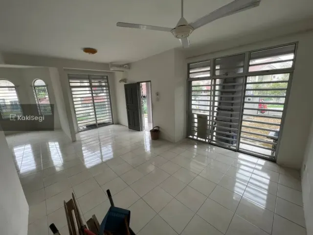 Teres 2.5 Tingkat End Lot Dekat KLIA & ERL Salak Tinggi, Sepang