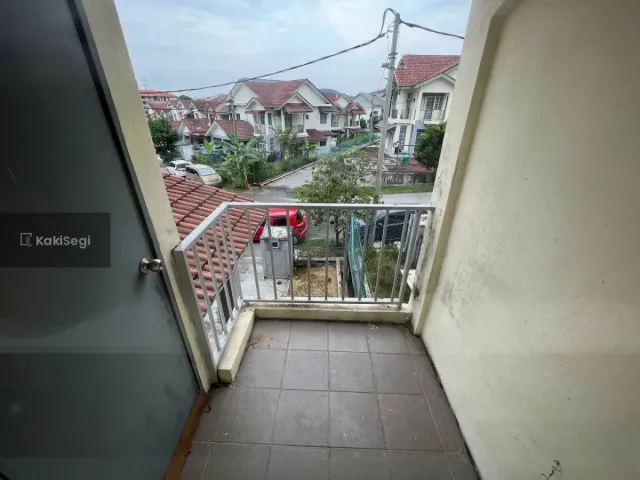 Teres 2.5 Tingkat End Lot Dekat KLIA & ERL Salak Tinggi, Sepang