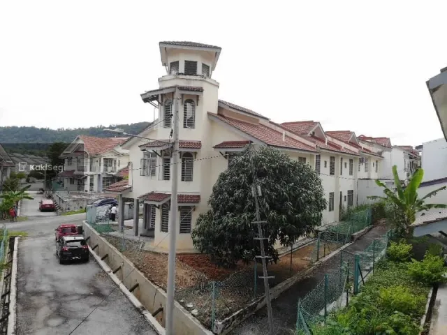 Teres 2.5 Tingkat End Lot Dekat KLIA & ERL Salak Tinggi, Sepang