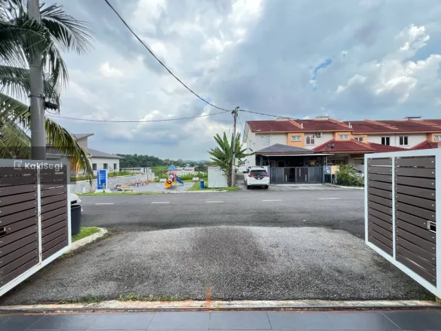 "Anak Selesa Bermain, Parking Luas! Rumah Corner Lot Facing Open di Sepang untuk Dijual"