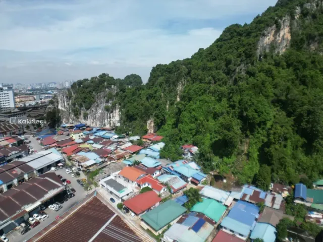 "Impian Rumah Setingkat Luas Jadi Kenyataan! Bungalow Cantik di Kampung Sri Gombak Indah, Batu Caves – Harga RM750k Nego, Ruang Maksimum Untuk Keluarga!"