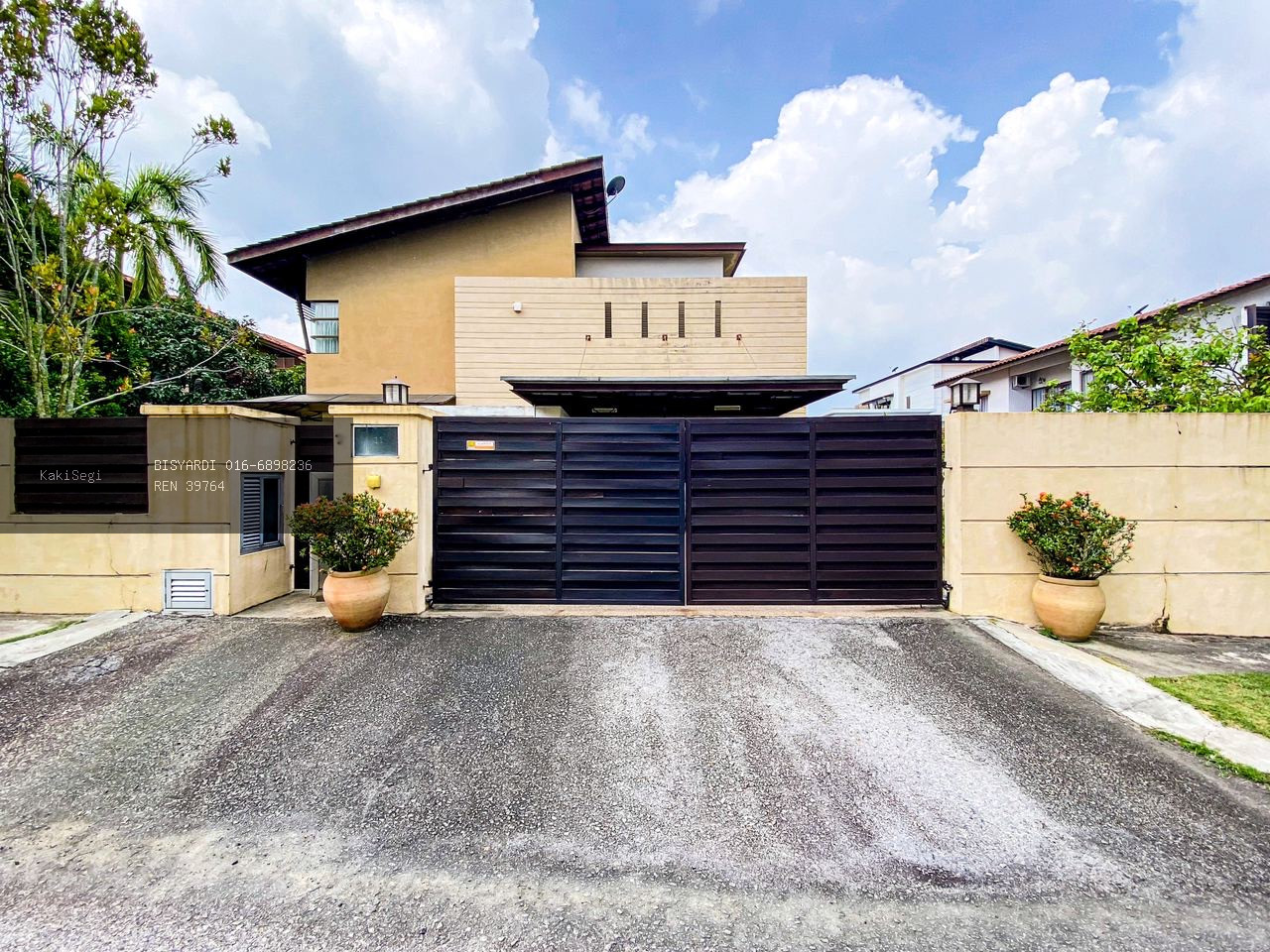 Banglo 5 bilik tidur. di Bangi, Selangor. Keluasan bina 4,580 sqft. Pegangan Bebas/Hakmilik Individu. Dijual pada harga RM 1,800,000.