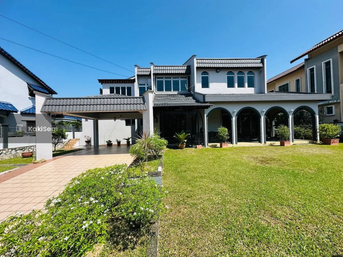 Bungalow Luas 7k+ sqft Seksyen 11 Shah Alam, Cantik Siap Renovate & Well Maintained