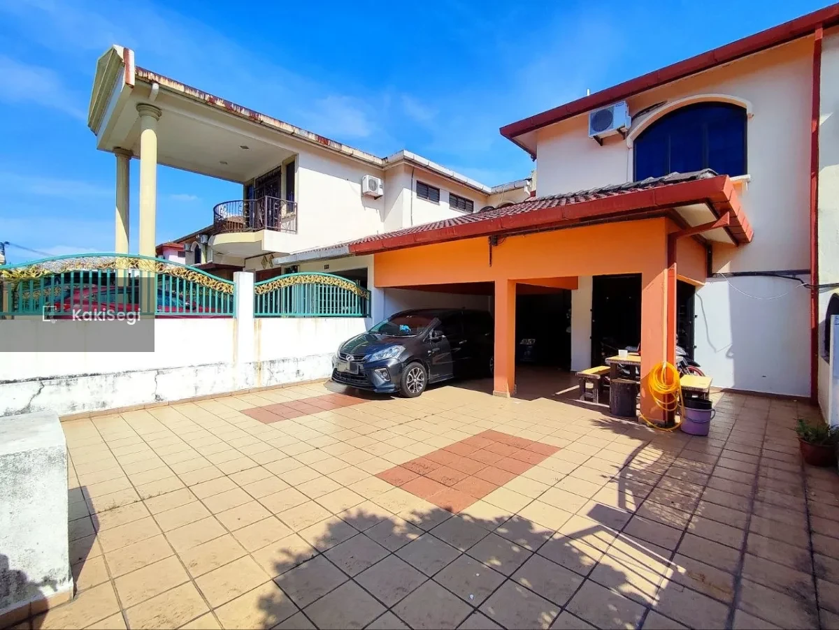 Sebelah Padang Golf Seremban, Paroi Jaya. Porch besar Gila!!